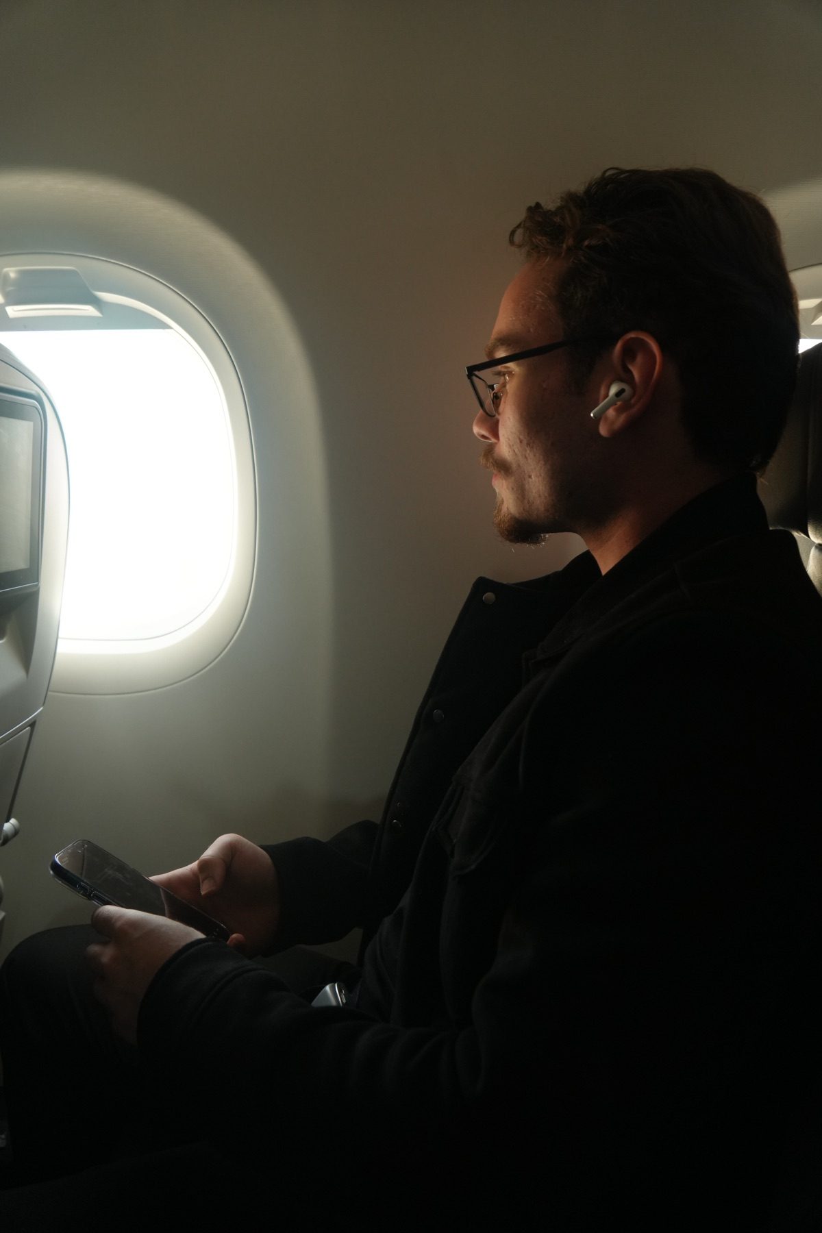 Hugo Petrakis olhando pela janela do avião