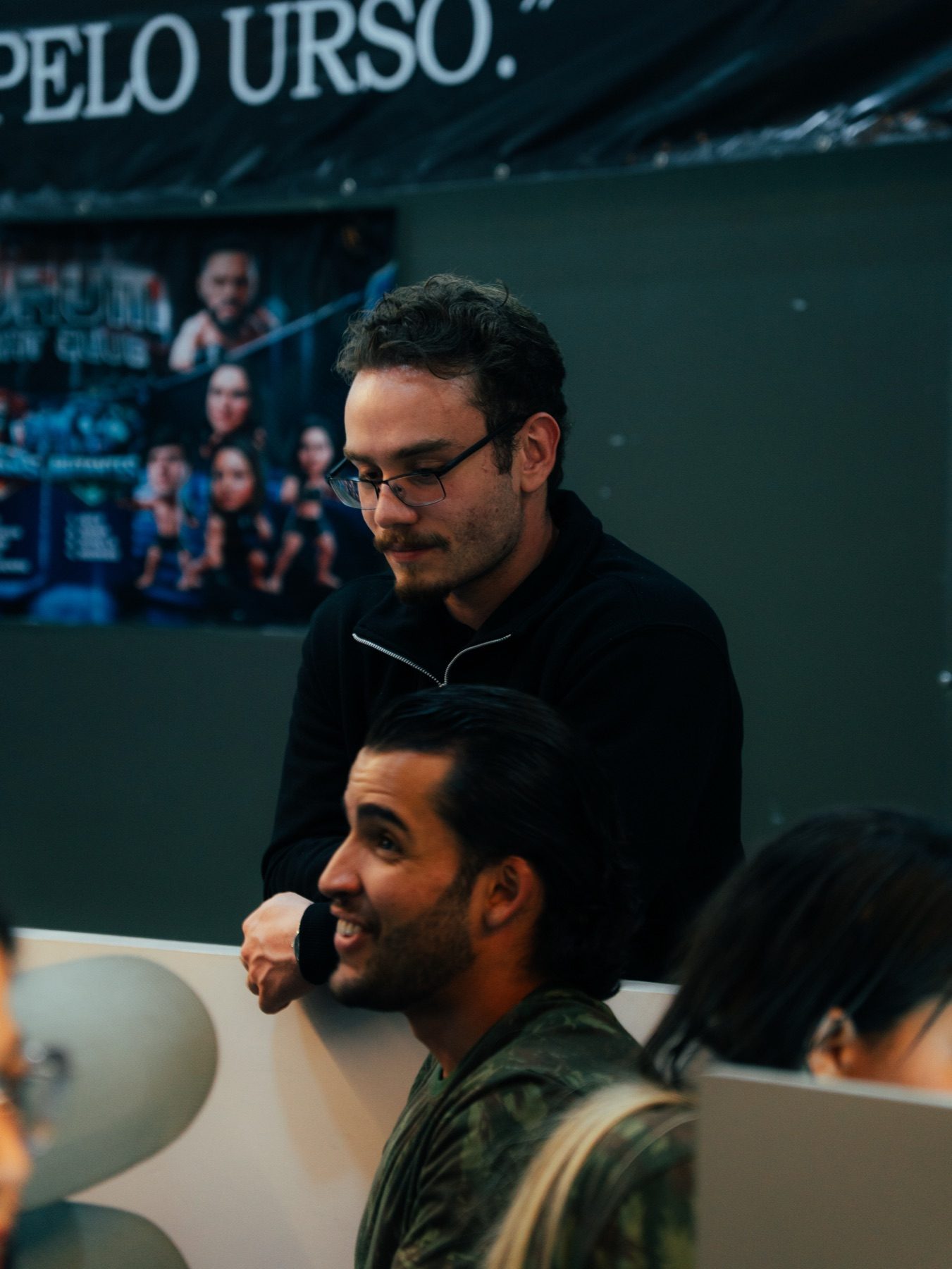 Hugo Petrakis em uma mesa de conversa ao lado de outros participantes